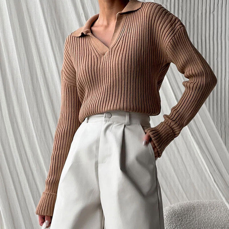 Damenpullover beige gerippt, V-Ausschnitt, eleganter Look, Herbstmode, Strickmode.