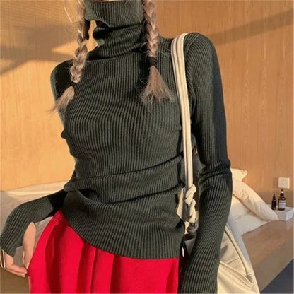 Damen Rollkragenpullover, dunkelgrün, gerippt, langärmelig, modisch, Herbstmode.