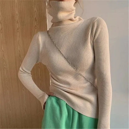 Damen Rollkragenpullover beige, gerippt, langärmelig, modisch, Herbstmode, elegant.