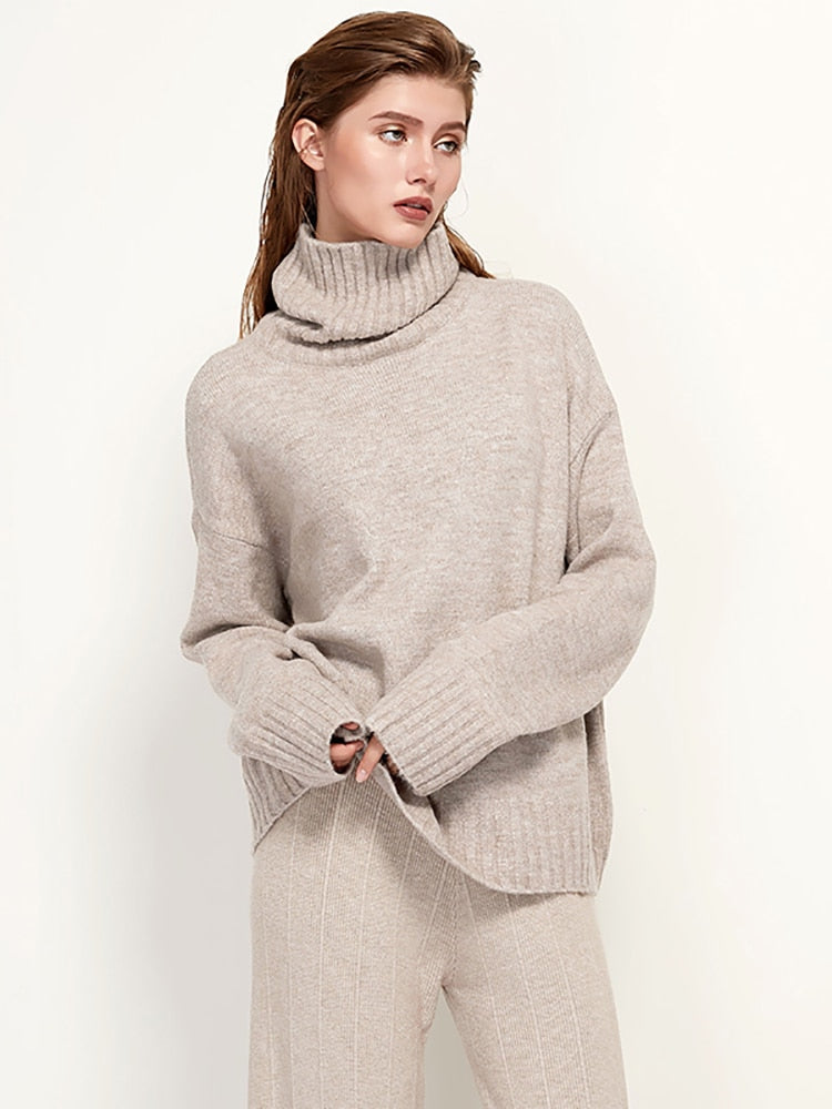 Frau in beigem Rollkragenpullover aus Wolle, lässiger Stil, Herbstmode, Damenbekleidung.