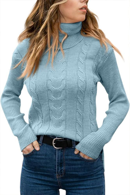 Frau in hellblauem Rollkragenpullover aus Strick, Zopfmuster, modisch, Herbstmode.