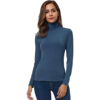 Frau in blauem Rollkragenpullover, langärmelig, modisch, bequem, Herbstmode, Damenbekleidung.