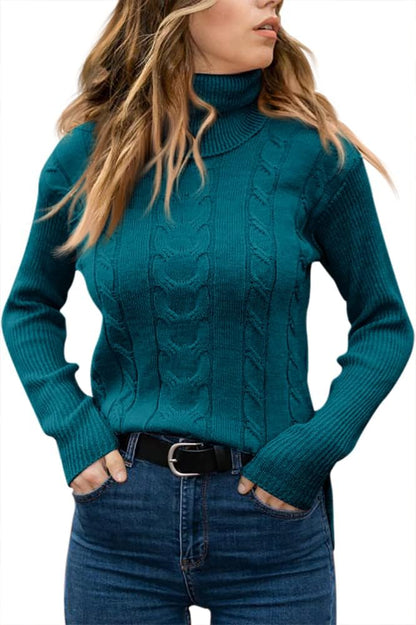 Frau in türkisfarbenem Rollkragenpullover aus Strick, modisch, Herbstmode, Damenbekleidung.