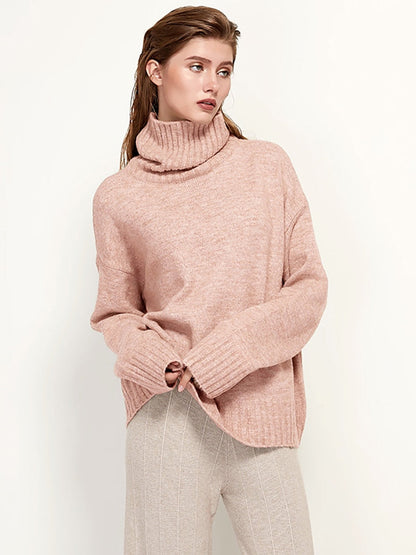 Frau in rosa Rollkragenpullover aus Wolle, lässig, modisch, Herbstmode, beige Hose.