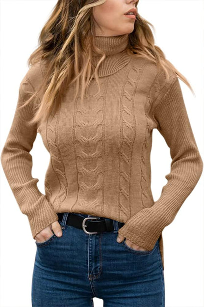 Frau in braunem Rollkragenpullover aus Strick, Zopfmuster, lässig, modisch, Herbstmode.