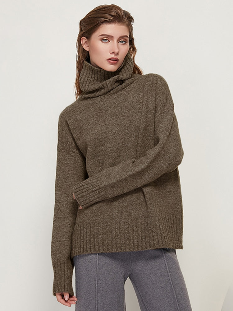 Frau in braunem Rollkragenpullover aus Wolle, modisch, elegant, Herbstmode.