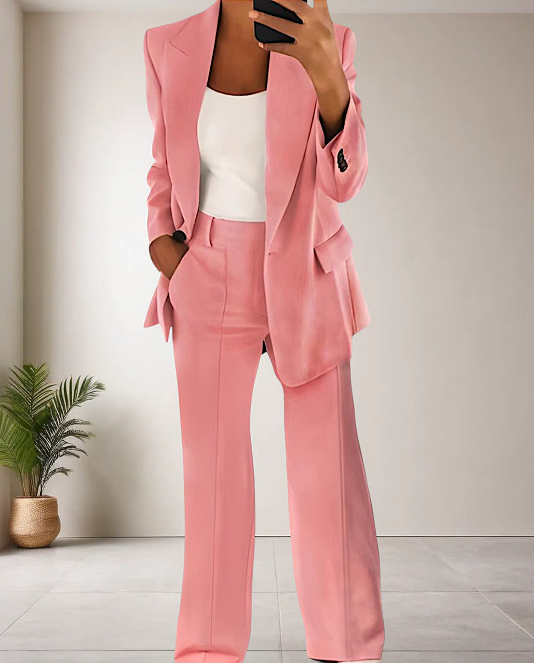 Frau im rosa Anzug, weißes Top, moderne Mode, eleganter Business-Look, Innenraum.