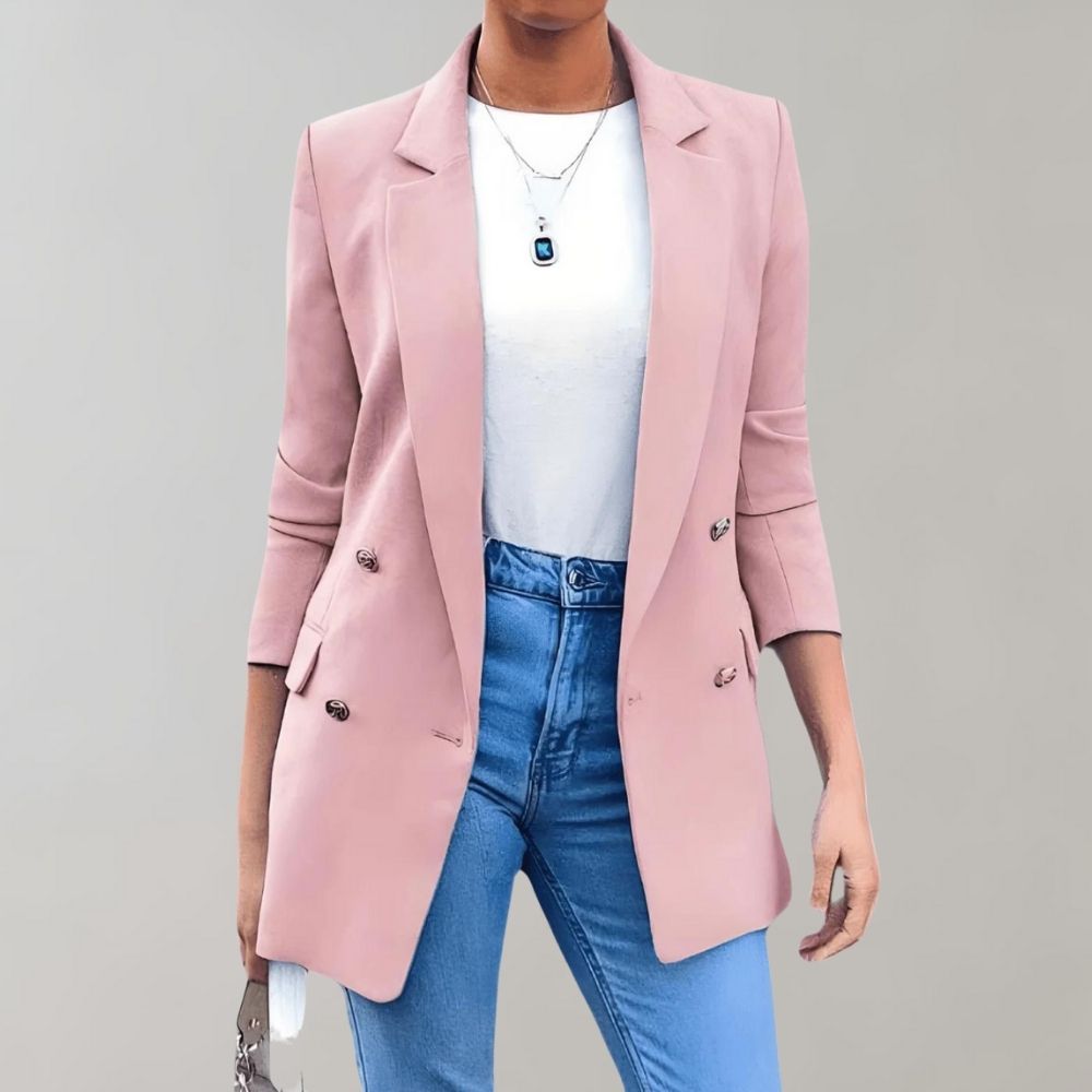 Frau in rosa Blazer, weiße Bluse, blaue Jeans, modisch, elegant, Damenmode, Freizeitlook.
