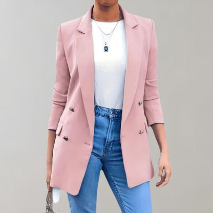 Frau in rosa Blazer, weiße Bluse, blaue Jeans, modisch, elegant, Damenmode, Freizeitlook.