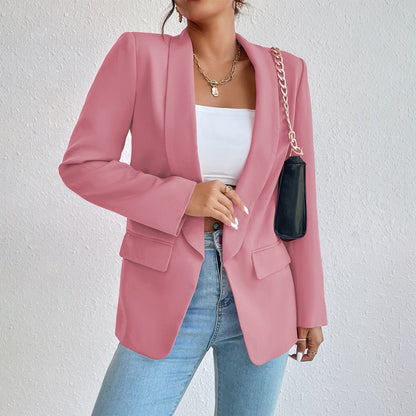 Frau in rosa Blazer, weißem Top, blauer Jeans, schwarze Tasche, modisch, elegant, Damenmode.