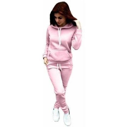 Frau in rosa Kapuzenpullover und Jogginghose, Freizeitanzug, sportlich, bequem, modisch.