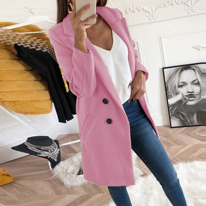 Frau im rosa Mantel, weißes Top, blaue Jeans, modernes Wohnzimmer, Selfie, Mode, Herbstlook.