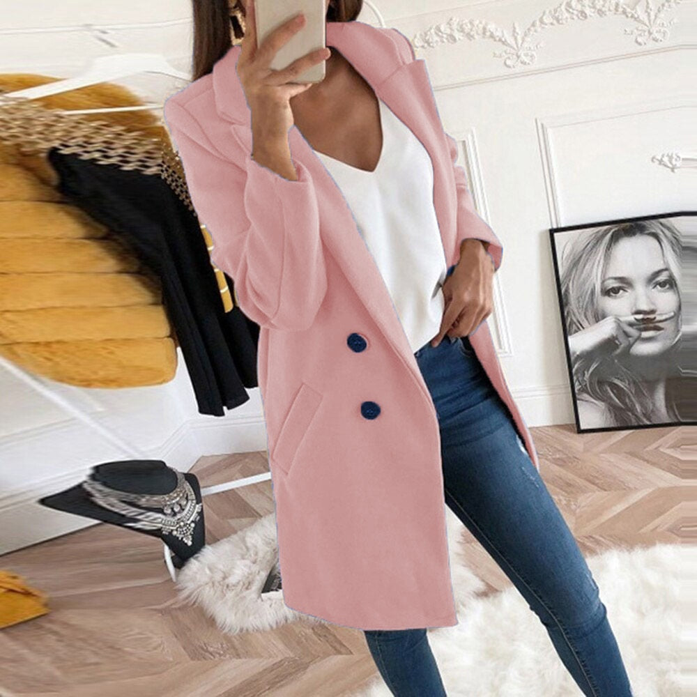 Frau in rosa Mantel, weiße Bluse, blaue Jeans, modernes Wohnzimmer, Modefotografie.