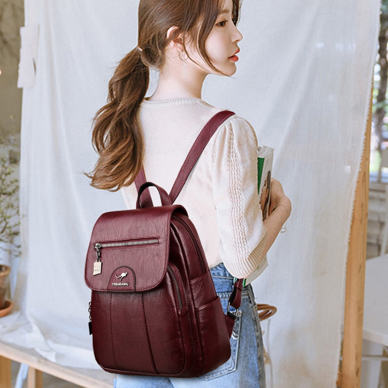Frau mit rotem Lederrucksack, modisch, praktisch, Damenrucksack, Alltag, stilvoll.