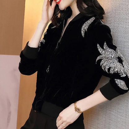 Damen schwarze Samtjacke mit glitzernden Stickereien, modisch, elegant, Herbstmode.