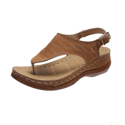 Braune Damen-Sandale, Leder, Keilabsatz, Sommerschuh, verstellbarer Riemen, bequem.