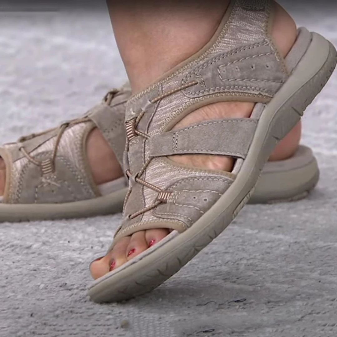 Beige Damen-Sandalen aus Leder, bequem, mit Riemen, ideal für Sommer und Freizeit.