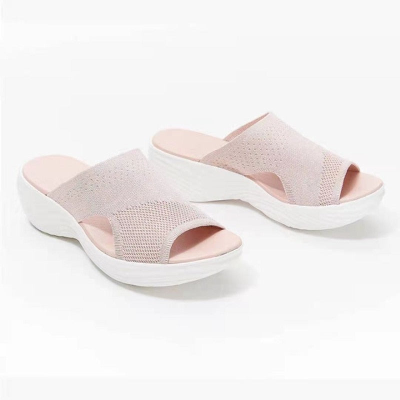 Beige Damen-Sandalen mit Keilabsatz, atmungsaktivem Mesh-Obermaterial, ideal für Sommer.