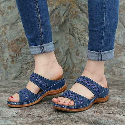 Blaue Damen-Sandalen aus Leder, bequem, mit Riemen, ideal für Sommermode und Freizeit.