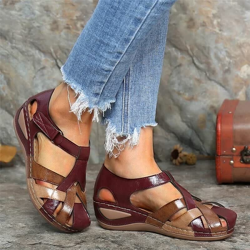 Damen Sandalen, rot-braun, Leder, bequem, Sommer, Freizeit, modisch, mit Jeans kombiniert.