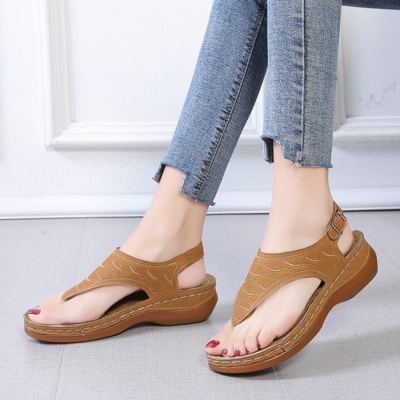 Damen Sandalen, braun, Leder, Keilabsatz, bequem, Sommermode, lässig, Jeans, Fußbekleidung.