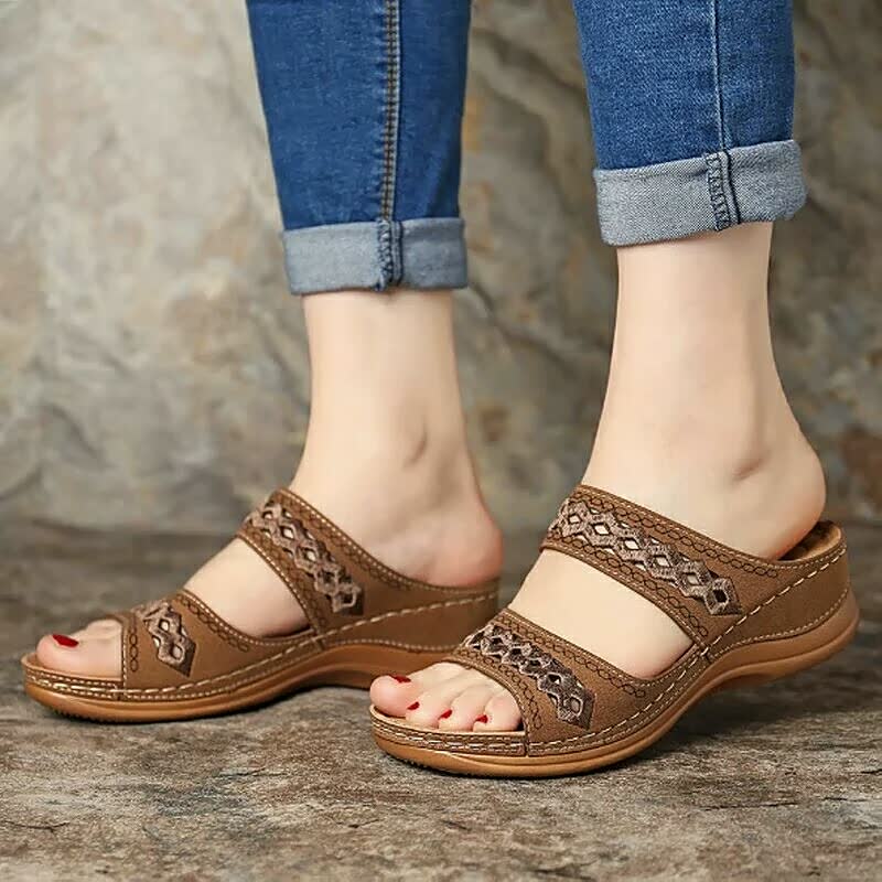 Braune Damen-Sandalen aus Leder mit Ziernähten, bequem, ideal für Sommermode.
