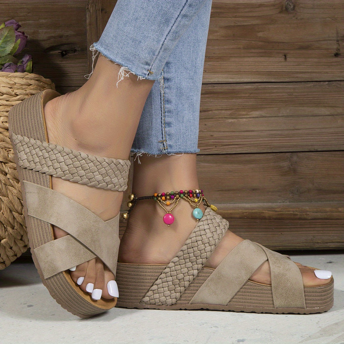 Beige Damen Sandalen mit Keilabsatz, geflochtenem Riemen, ideal für Sommermode.