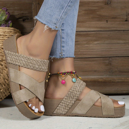 Beige Damen Sandalen mit Keilabsatz, geflochtenem Riemen, ideal für Sommermode.