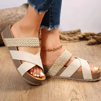 Beige Damen Sandalen mit geflochtenen Riemen, Plateau-Sohle, lässig, bequem, Sommermode.