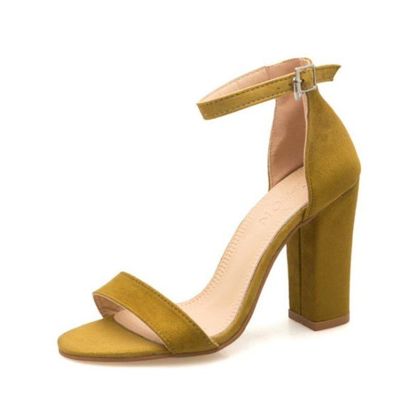 Gelber Damen-Sandalette mit Blockabsatz, Wildleder, Knöchelriemen, modisch, elegant.