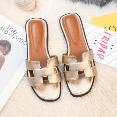 Goldene Damen-Sandalen, flach, Leder, modisch, bequem, ideal für Sommer und Freizeit.