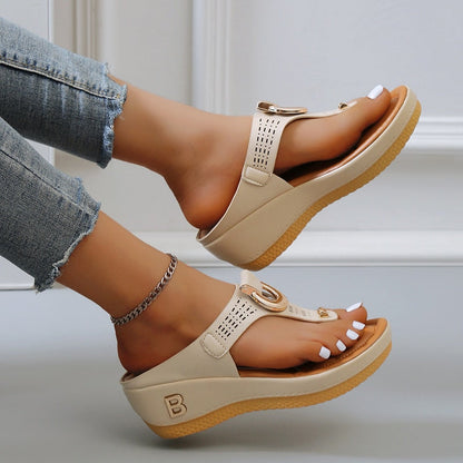 Beige Damen Sandalen mit Keilabsatz, bequem, modisch, Sommer, Freizeit, Lederoptik, Jeans.