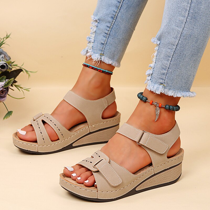 Beige Damen Sandalen mit Keilabsatz, Klettverschluss, lässig, bequem, Sommermode, Jeans.