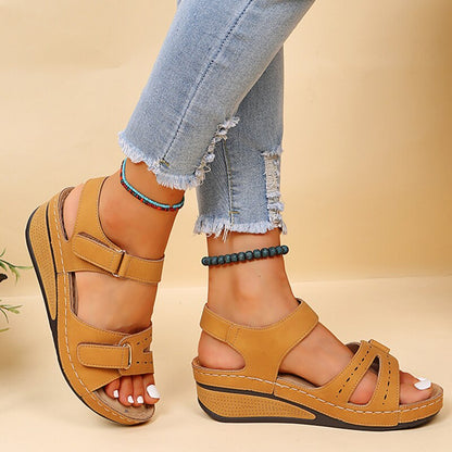 Damen Sandalen, beige, Keilabsatz, Klettverschluss, bequem, Sommermode, Freizeitschuhe.