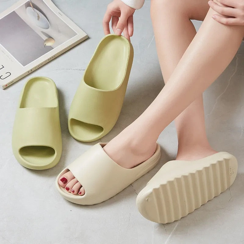 Damen Hausschuhe, beige und grün, rutschfest, bequem, modisch, für Zuhause.
