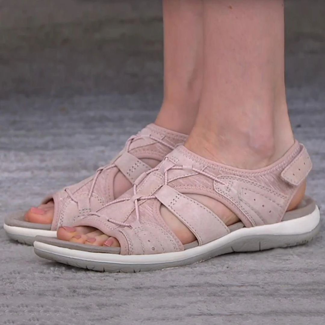 Beige Damen-Sandalen aus Leder, bequem, mit Klettverschluss, ideal für Sommer und Freizeit.