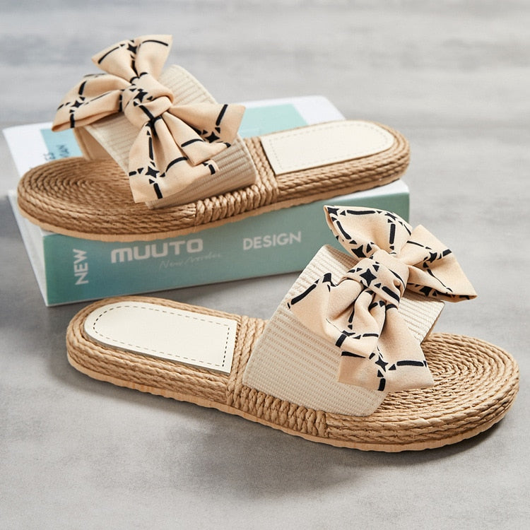Beige Damen-Sandalen mit Schleife, geflochtene Sohle, Sommermode, Muuto Design.