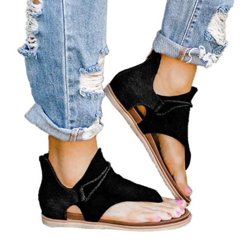 Schwarze Damen-Sandalen, offenes Design, lässig, mit Jeans kombiniert.