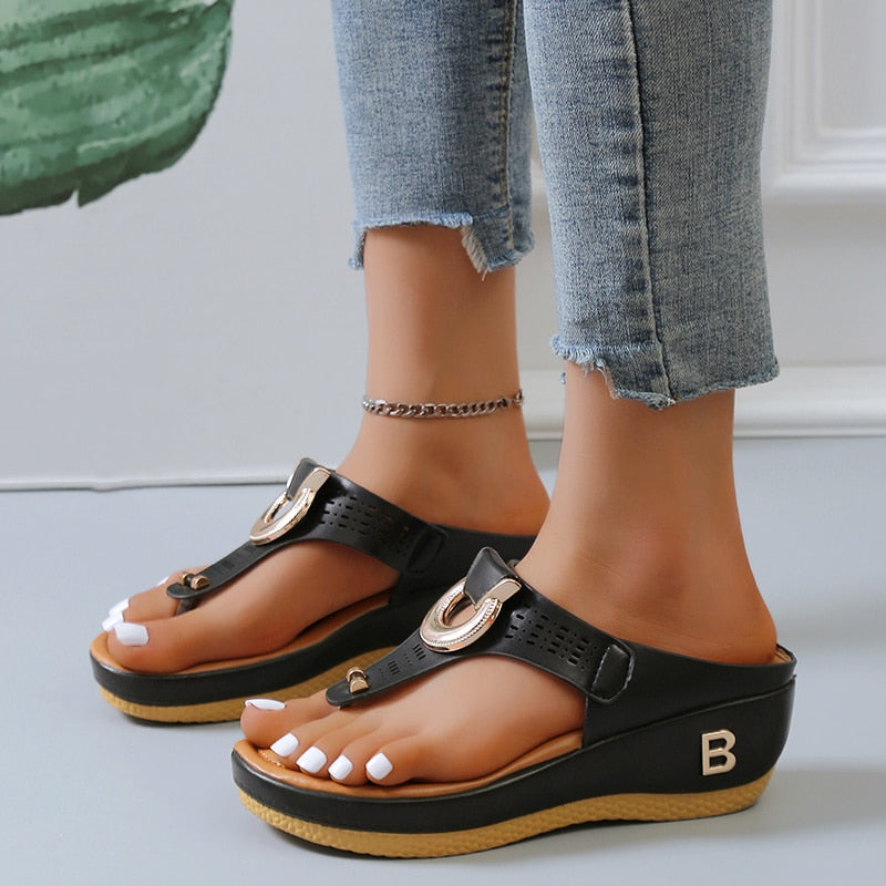 Damen Sandalen, schwarz, Keilabsatz, Leder, Sommerschuhe, bequem, modisch, Fußkettchen.
