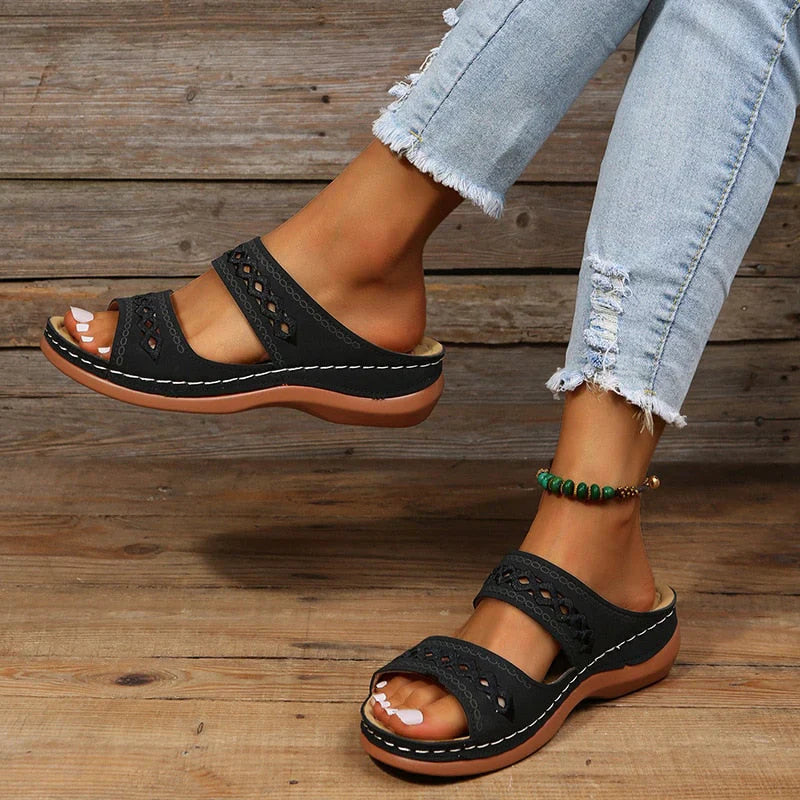 Damen Sandalen schwarz, Leder, bequem, Sommermode, lässig, mit Jeans, Holz Hintergrund.