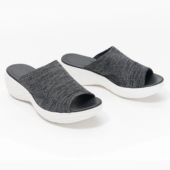 Graue Damen-Pantoletten mit Keilabsatz, Strickmaterial, rutschfeste Sohle, bequem.