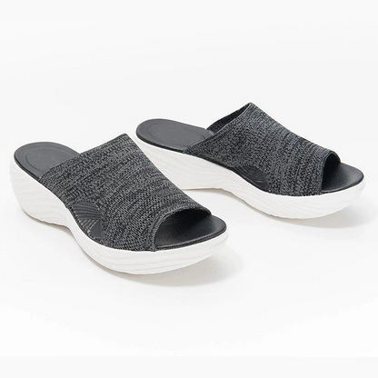 Graue Damen-Pantoletten mit Keilabsatz, Strickmaterial, rutschfeste Sohle, bequem.