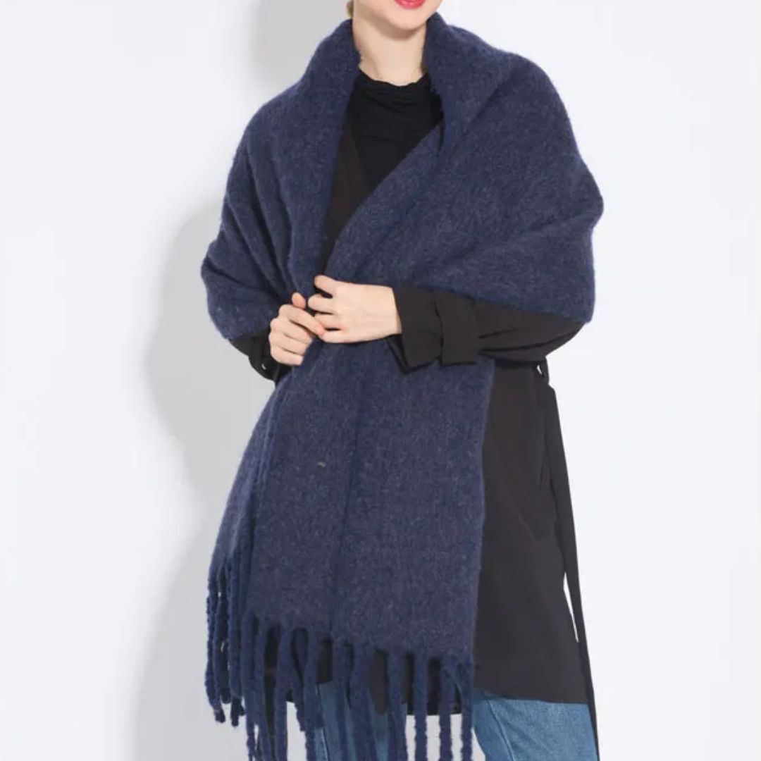 Frau mit dunkelblauem Wollschal, Fransen, Wintermode, elegant, warm, Damenaccessoire.