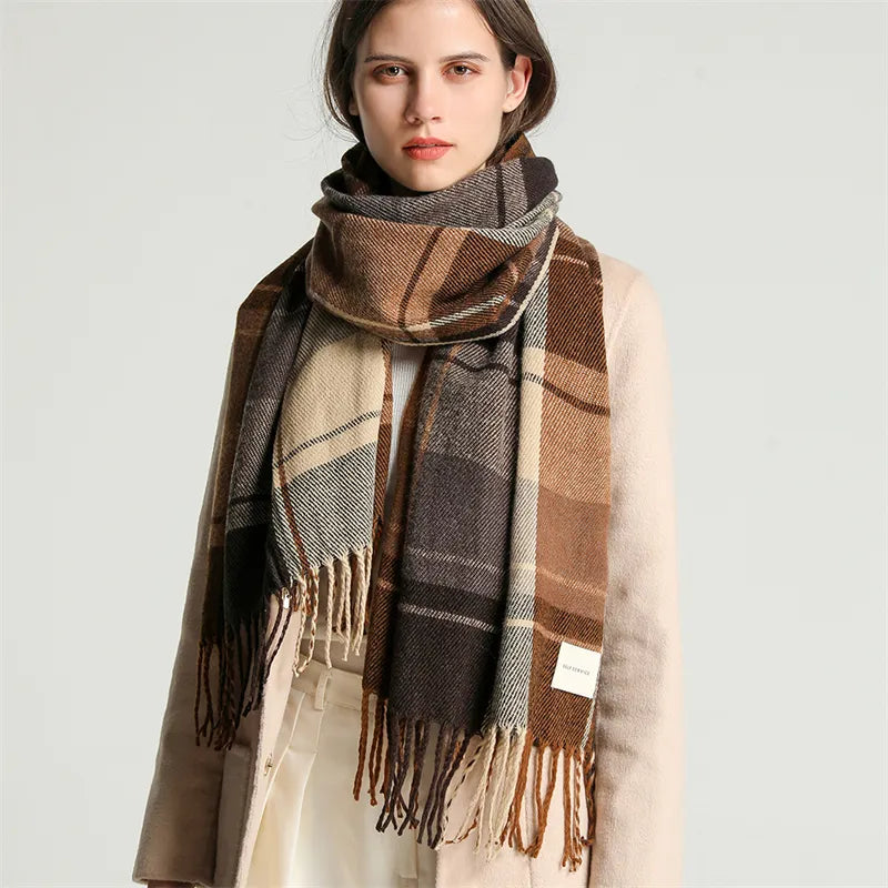 Frau mit kariertem Wollschal in Braun- und Beigetönen, modisches Accessoire für Herbst/Winter.