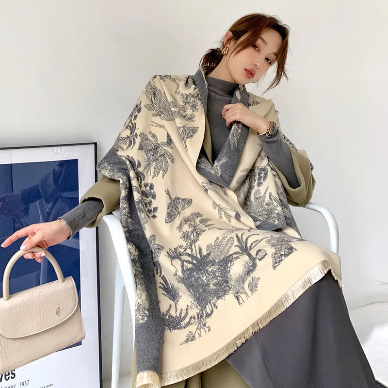Frau mit beigem, floralem Schal, grauem Rollkragenpullover, eleganter Look, Modeaccessoire.