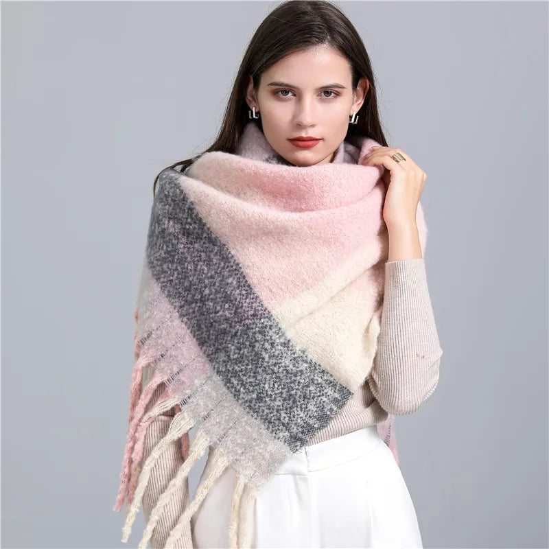 Frau mit rosa-grauem Wollschal, modisches Accessoire, Herbst-Winter, elegant, warm.