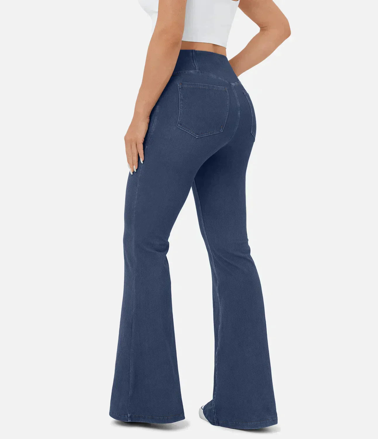 Frau in blauer Schlaghose, hohe Taille, Denim, Rückansicht, modisch, bequem, Alltagskleidung.