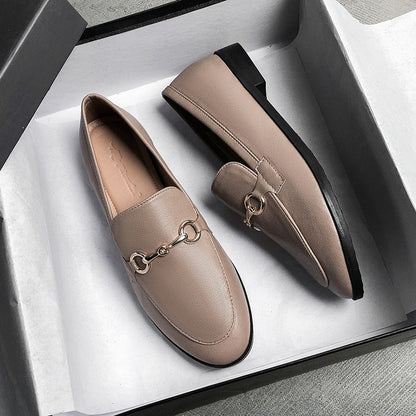 Beige Damen-Loafer aus Leder mit goldener Kette, eleganter Schuh in Schuhkarton.
