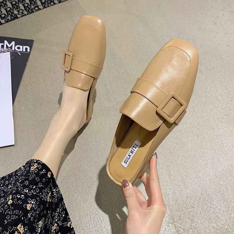 Beige Damen-Loafer mit Schnalle, elegantes Design, Lederoptik, modische Schuhe.