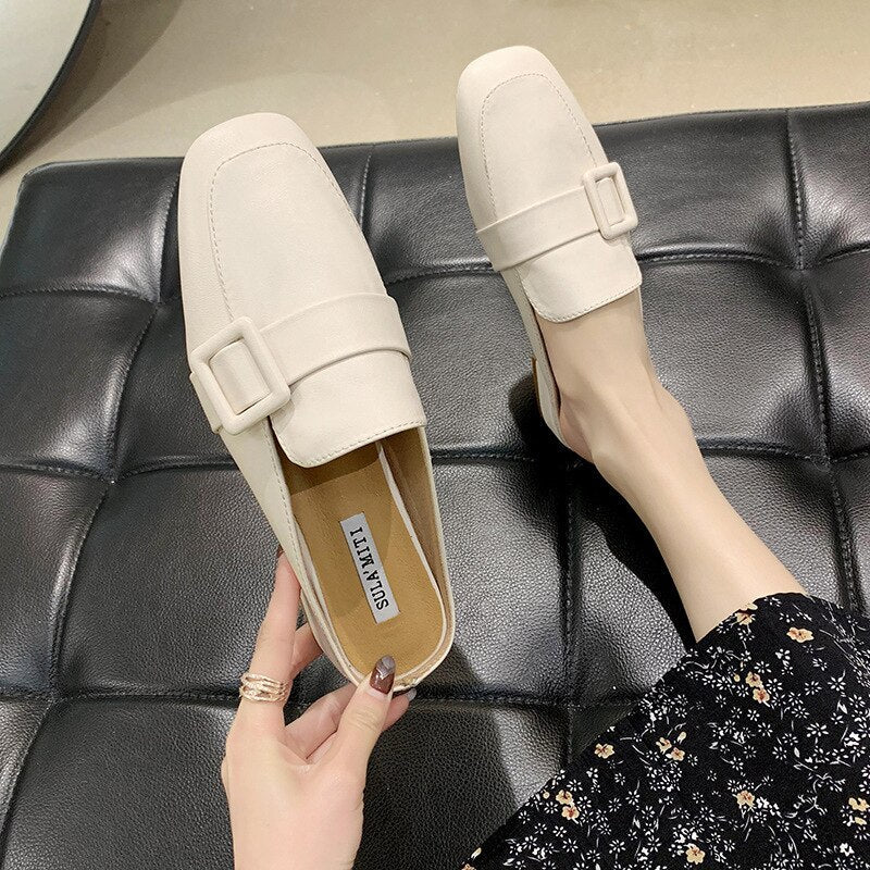 Weiße Damen-Loafer mit Schnalle, elegantes Design, bequemes Leder, modische Freizeitschuhe.